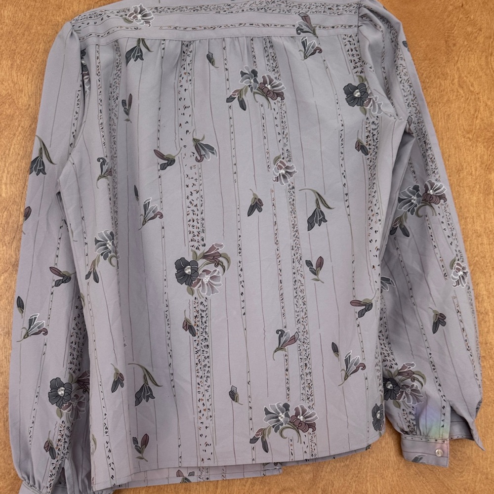 Vintage Lavender Floral Blouse with Bow. Late 70s - early 80s. Pykettes - Picture 4 of 5